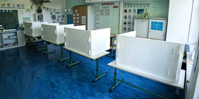 Vier Wahlkabinen in einem Klasenzimmer