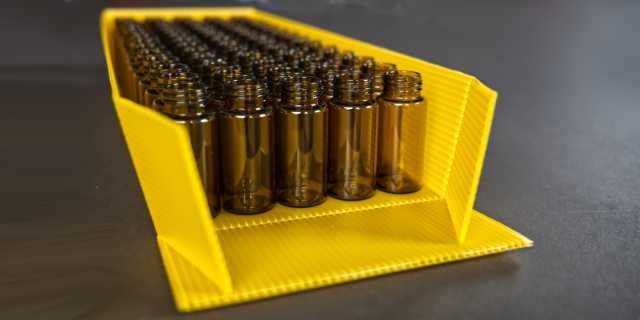 Farbcodiertes Tray für Pharmafläschchen und Vials gelb