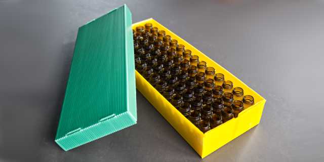 Farbcodiertes Tray für Pharmafläschchen und Vials mit Deckel