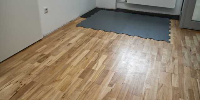 Raum auf einer Baustelle mit zwei Schutzplatten für den Boden und Randstreifen