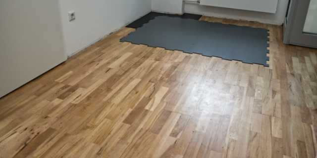 Raum auf einer Baustelle mit zwei Schutzplatten für den Boden