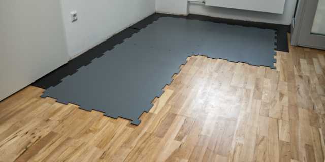 Raum auf einer Baustelle mit drei Schutzplatten für den Boden und Randstreifen