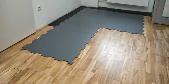 Raum auf einer Baustelle mit drei Schutzplatten für den Boden