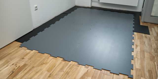Raum auf einer Baustelle mit vier Schutzplatten für den Boden