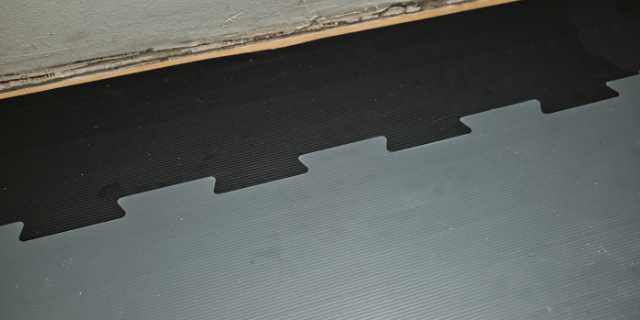 Verzahnung der Schutzplatten, Randstreifen sind normal auch grau.